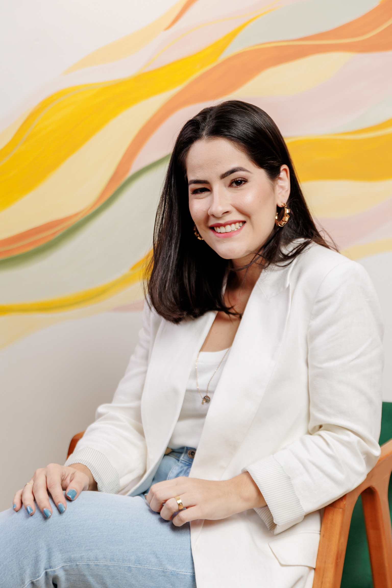 Dra. Natália sorrindo no consultório
